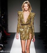 组图：好莱坞女星偏爱小金裙 杂志封面撞衫进行中