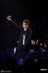 组图：吕方香港红馆开唱 好友伦永亮杜德伟撑场