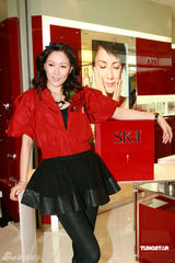 幻灯图：琦琦优雅代言 大赞布兰切特“完美巨星”