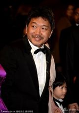 组图：《如父如子》戛纳首映 真木阳子撞色抢眼