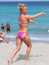 组图：女星海顿潘妮蒂尔海滩度假 比基尼秀美胸