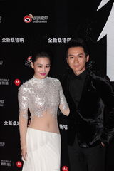 组图：2012新浪微博之夜红毯-情侣档李晨张馨予