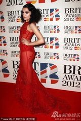 组图：Jessie J透视裙极尽诱惑 登台为火星哥颁奖