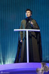 组图：张信哲红馆开唱 深情演绎哲式情歌