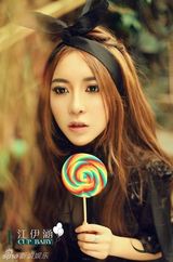 组图：江伊涵黑色系写真妖娆 出席公益庆典引关注