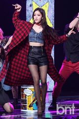 组图：SISTAR孝琳下衣失踪似没穿 EXO白衣纯情