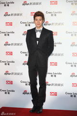 组图：众星亮相街拍盛典 王珞丹运动吴奇隆酷帅