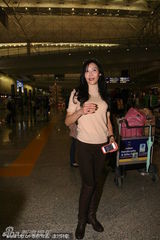 组图：叶玉卿抵港火辣依旧 称复出因人情及兴趣