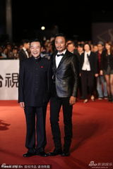 组图：《一九四二》剧组走红毯 张涵予西装帅气