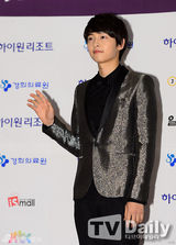 组图：百想红毯朴有天帅气 女星主打黑裙秀性感