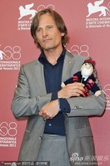 组图：《危险方法》记者会 奈特莉花裙黑超抢眼