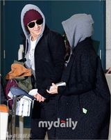 组图：文根英金汎(金范)公开恋情后首亮相牵手回国