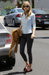 组图：泰勒-斯威夫特衬衫搭九分裤