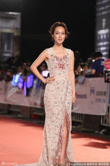 组图：小薰裸色高开衩礼服靓丽迷人