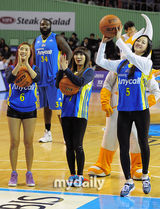 组图：韩组合SISTAR亮相篮球赛试投 献精彩热辣歌舞