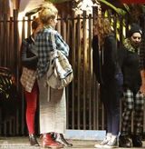 组图：曝暮光女玩调虎离山 背男友夜会劈腿导演