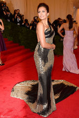 高清组图：妮娜-杜波夫性感露背鱼尾礼服亮相