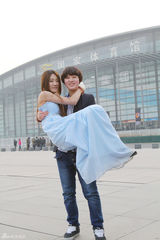 组图：张靓颖光影礼服幸福合唱献集体婚礼