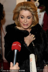 幻灯图：凯瑟琳-德纳芙现身柏林 风采依旧优雅迷人