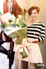 幻灯图：郑秀文台北宣传新书 与粉丝亲密互动 