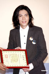 高清图：萧敬腾代言“浮萍儿” 鼓励弱势家庭小朋友