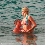 组图：希尔顿与男友鸳鸯浴 海滩戏水被搂蛮腰