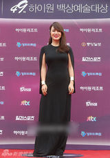 组图：严正花黑裙霸气 烈焰红唇显女王气场