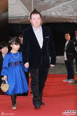 组图：文隽携小女孩走红毯 萝莉呆萌翘莲花指