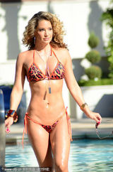 组图：女健身教练拽内裤现股沟侧露春光