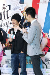 组图：马浴柯助阵《盗马记》首映礼 潮装祝大卖