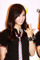 幻灯图：日本组合Scandal签名会上演制服诱惑