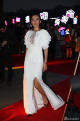 组图：胡梦媛亮相明星街拍盛典红毯 白裙秀美背