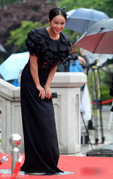 组图：《圣殇》女主赵敏秀别致美裙显贵气