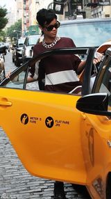 组图：蕾哈娜出街轻松惬意 穿太保守反而认不出