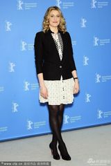 组图：《弗兰西丝夏》发布 女主角短裙俏丽亮相