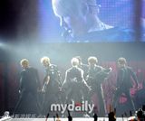 组图：韩国偶像组合神话15周年演唱会