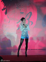 组图：芙蓉姐姐黑丝装嫩 小腿微凸自称相当性感