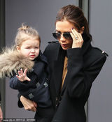 组图：维多利亚抱女儿撑秀 小七烦狗仔偷拍皱眉