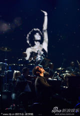 组图：公告牌致敬惠特尼 嫂子及女儿上台领奖