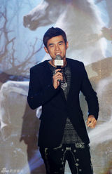 组图：周杰伦新专辑发布会 一身黑衣春风得意