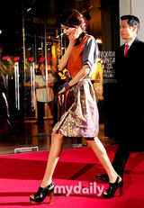 组图：少女时代等众韩星出席某服装店开业仪式