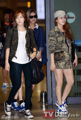 组图：韩女团T-ara香港归国机场展潮范儿