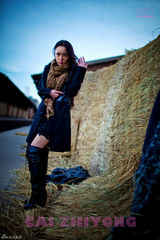 组图：武文佳写真诠释妩媚多姿女人味