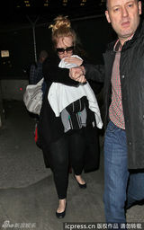 组图：阿黛尔产后素颜亮相 拿毯子遮儿子防偷拍