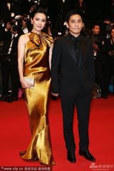 组图：梁朝伟夫妇戛纳走红毯 刘嘉玲金裙气场足