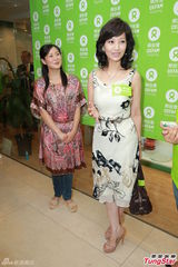 组图：赵雅芝中环助阵品牌活动显成熟风韵