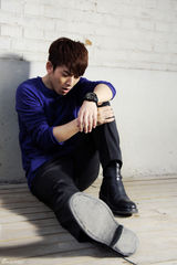 组图：陈翔曝MV花絮照 数小时连拍大呼得罪导演