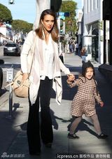 组图：辣妈杰西卡-阿尔芭和可爱女儿牵手逛街