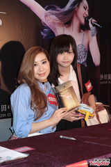 组图：吴雨霏等余文乐送惊喜 盼度假增进感情