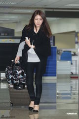 组图：佐藤麻衣现身清丽依旧 谈地震如世界末日